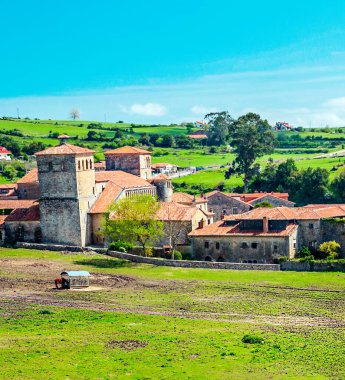 Kuzey İspanya 'da Santillana del Mar köyü bulutlu bir günde