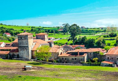 Kuzey İspanya 'da Santillana del Mar köyü bulutlu bir günde