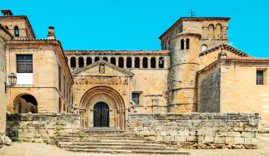 Kuzey İspanya 'da Santillana del Mar köyü bulutlu bir günde