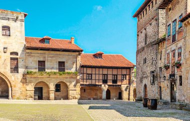 Kuzey İspanya 'da Santillana del Mar köyü bulutlu bir günde