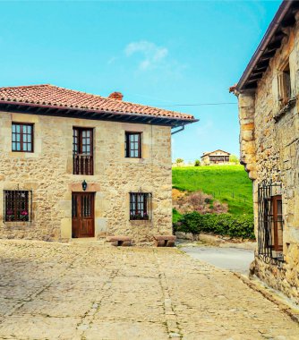 Kuzey İspanya 'da Santillana del Mar köyü bulutlu bir günde