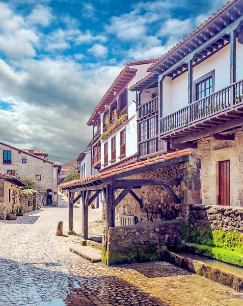 Kuzey İspanya 'da Santillana del Mar köyü bulutlu bir günde