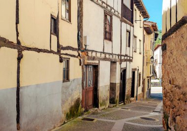 İspanya 'nın kuzeyinde Covarrubias köyü güneşli bir günde