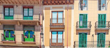 Pencereli antik ev cephesi