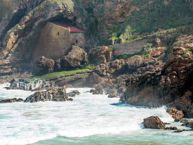Kuzey İspanya 'da güneşli bir günde Ubiarco plajı