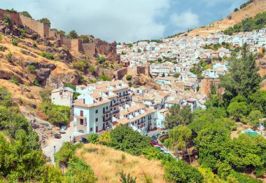 İspanya 'nın güneyindeki Endülüs dağlarındaki Cazorla köyü.