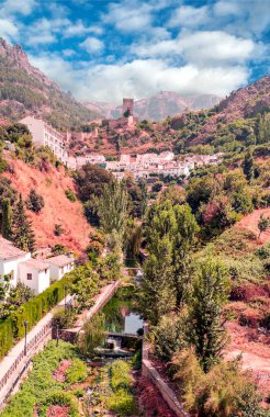 İspanya 'nın güneyindeki Endülüs dağlarındaki Cazorla köyü.