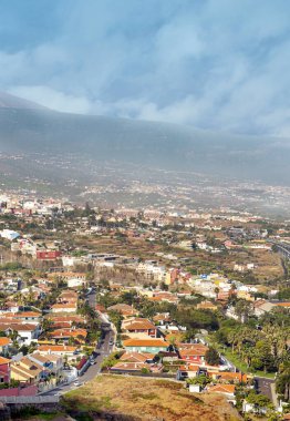 Kanarya adasındaki La Orotava vadisinden Teide volkanı manzarası