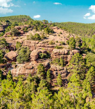 Güneşli bir günde Teruel 'de Albarakin Dağları. İspanya 'nın merkezinde yer almaktadır..