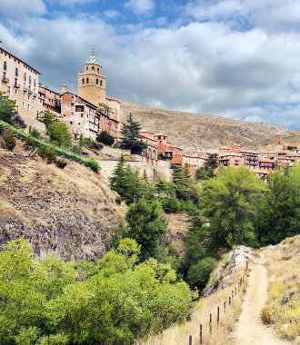 İspanya 'nın kuzeyindeki Albarracin Köyü güneşli bir günde