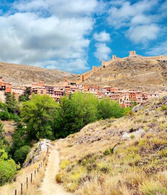 İspanya 'nın kuzeyindeki Albarracin Köyü güneşli bir günde