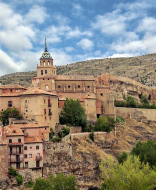 İspanya 'nın kuzeyindeki Albarracin Köyü güneşli bir günde