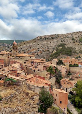 İspanya 'nın kuzeyindeki Albarracin Köyü güneşli bir günde