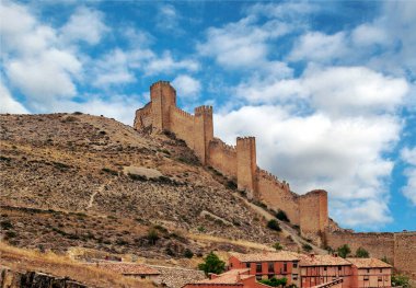 İspanya 'nın kuzeyindeki Albarracin Köyü güneşli bir günde