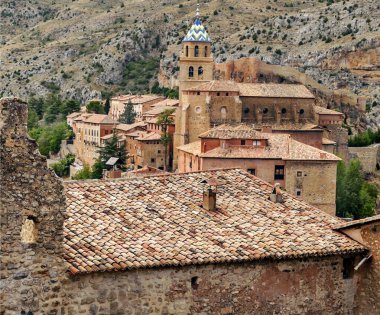 İspanya 'nın kuzeyindeki Albarracin Köyü güneşli bir günde