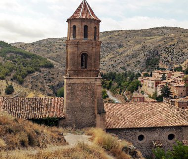 İspanya 'nın kuzeyindeki Albarracin Köyü güneşli bir günde