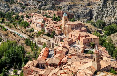 İspanya 'nın kuzeyindeki Albarracin Köyü güneşli bir günde