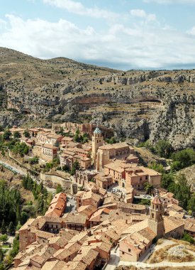 İspanya 'nın kuzeyindeki Albarracin Köyü güneşli bir günde