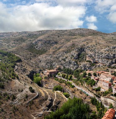 Güneşli bir günde Teruel 'de Albarakin Dağları. İspanya 'nın merkezinde yer almaktadır..