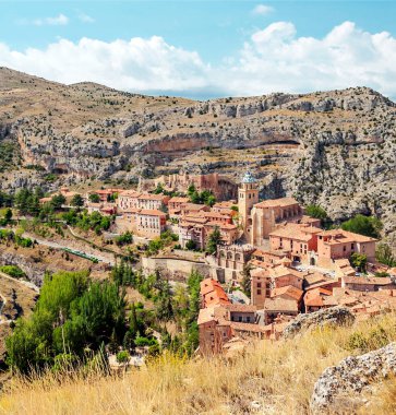 İspanya 'nın kuzeyindeki Albarracin Köyü güneşli bir günde