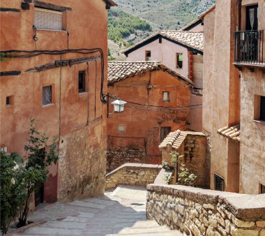 İspanya 'nın kuzeyindeki Albarracin Köyü güneşli bir günde