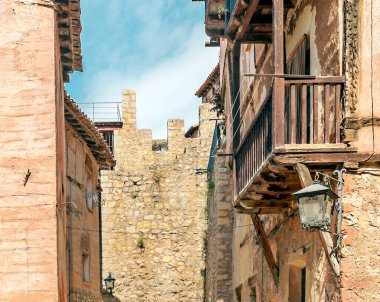 İspanya 'nın kuzeyindeki Albarracin Köyü güneşli bir günde