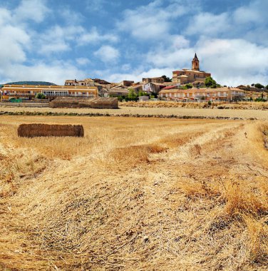 Güneşli bir günde Teruel 'de Albarakin Dağları. İspanya 'nın merkezinde yer almaktadır..