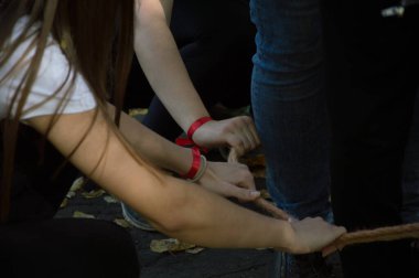 Gençler birbirlerine yardım ederler.