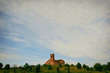 Terk edilmiş bir kilisenin kalıntıları.