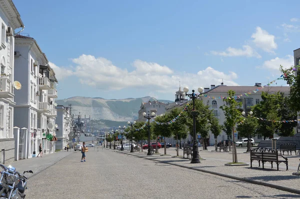 Güneyde ıssız bir cadde.
