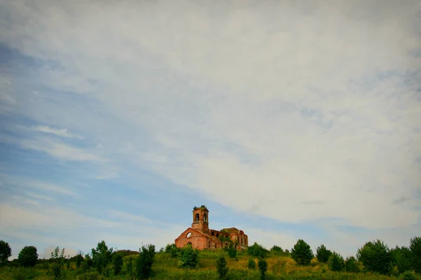 Terk edilmiş bir kilisenin kalıntıları.