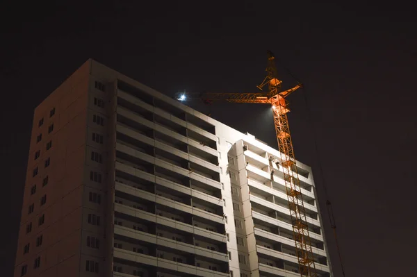 Gece kentinde inşaat vinci