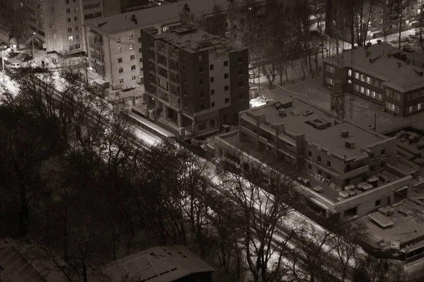 Şehirde gece çöker.