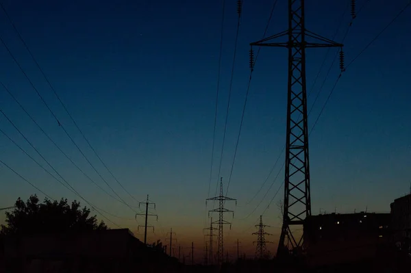 Linhas Energia Contra Fundo Céu Por Sol — Fotografia de Stock