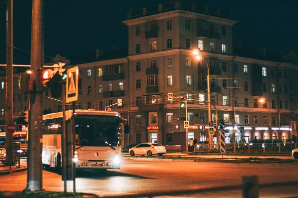 Şehirde gece çöker.