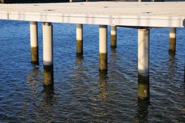 Nehir kenarındaki bir rıhtımda metal platform