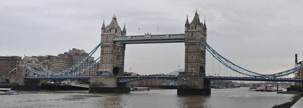 Londra, Inghilterra, Regno Unito, 23 novembre 2019, il Tower Bridge in una giornata piovosa — Foto Stock