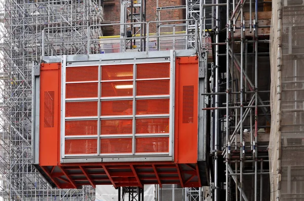Hiss av rödmålat stål på byggnadsställningar — Stockfoto