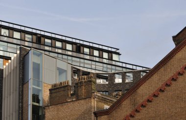 Eski tuğla gable ve modern ofis binaları