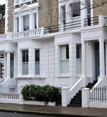 Notting Hill, Londra 'daki tipik kasaba binalarının cepheleri.