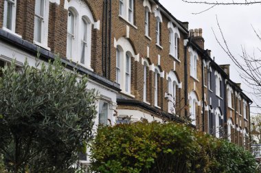 Notting Hill, Londra 'daki mağdur evlerin tuğla cepheleri.