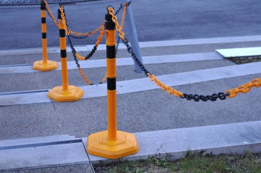 turuncu ve siyah plastik sınırlar tırabzan olmadan adım adım ilerliyorlar