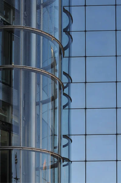 Um elevador transparente em uma fachada de vidro — Fotografia de Stock