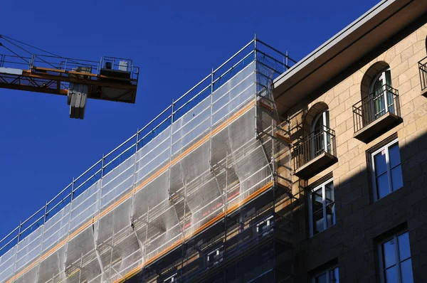 Scaffold with safety net at a building — Stockfoto