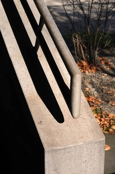 Güneşli Bir Günde Açık Bir Merdivenin Kenarındaki Metal Korkuluklara Yakın — Stok fotoğraf
