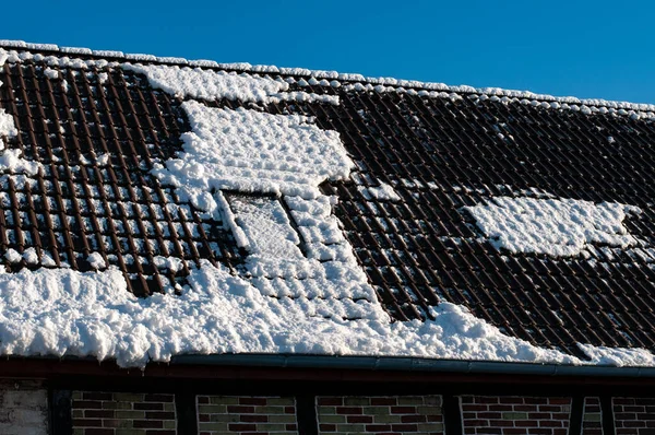 Kışın Çatıda Kar Güneşli Bir Günde Eriyor — Stok fotoğraf