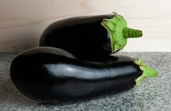 Gros Plan Aubergines Couchées Sur Comptoir Cuisine Pierre Avec Fond — Photo