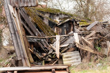 Hasarlı eski bir ahşap kulübenin yıkılması, bir çiftlik bahçesine yıkılması.