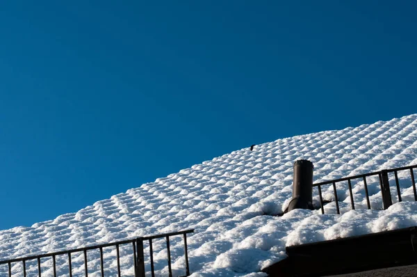 Στέγη Καλυμμένη Χιόνι Μεταλλικό Φρουρό Χιονιού Μια Ηλιόλουστη Χειμωνιάτικη Μέρα — Φωτογραφία Αρχείου