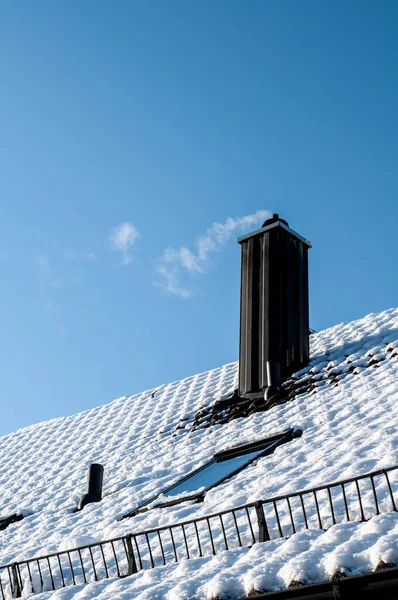 Güneşli Bir Kış Gününde Baca Metal Kar Koruyucularıyla Kaplı Bir — Stok fotoğraf